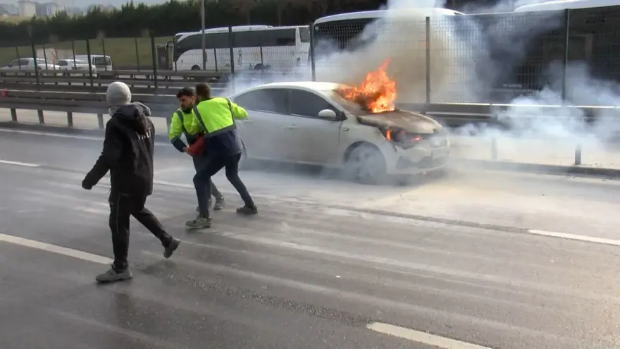 D-100'de araç yangını: Trafik durdu 5