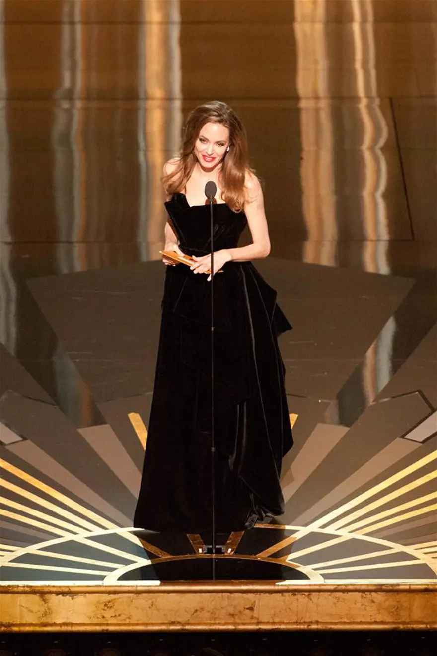 Jolie: Beni hayata bağlıyorlar 24 Jolie: Beni hayata bağlıyorlar 24