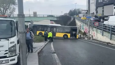 Kontrolden çıkan İETT otobüsü bariyerlere çarptı