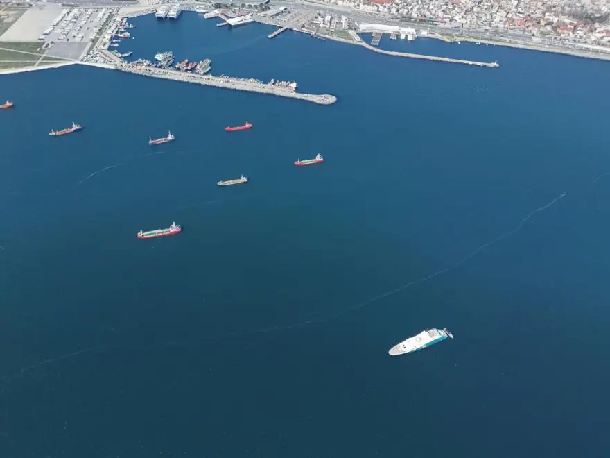 İstanbul açıklarında endişe yaratan görüntü: Sarayburnu’ndanBakırköy’e kadar uzanıyor 1