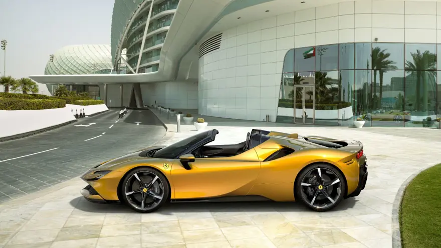 Ferrari'den üstü açılır hibrit elektrikli aracını tanıttı 