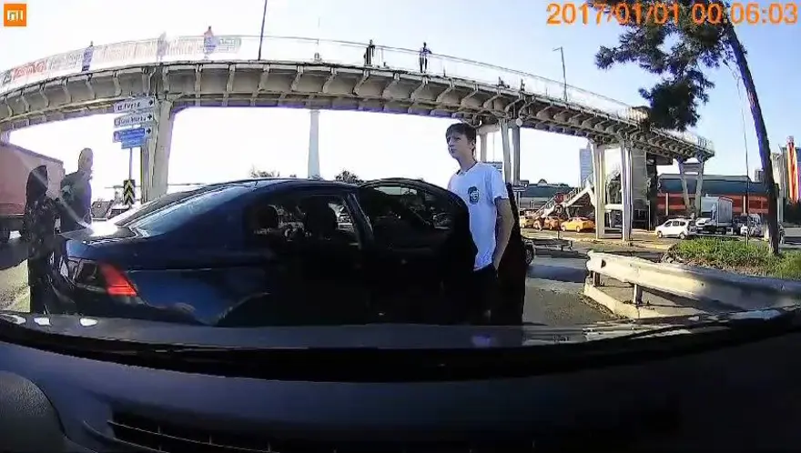 Sürücülerin sinyal kavgası: Aracı yumruklayıp, hakaret etti 1