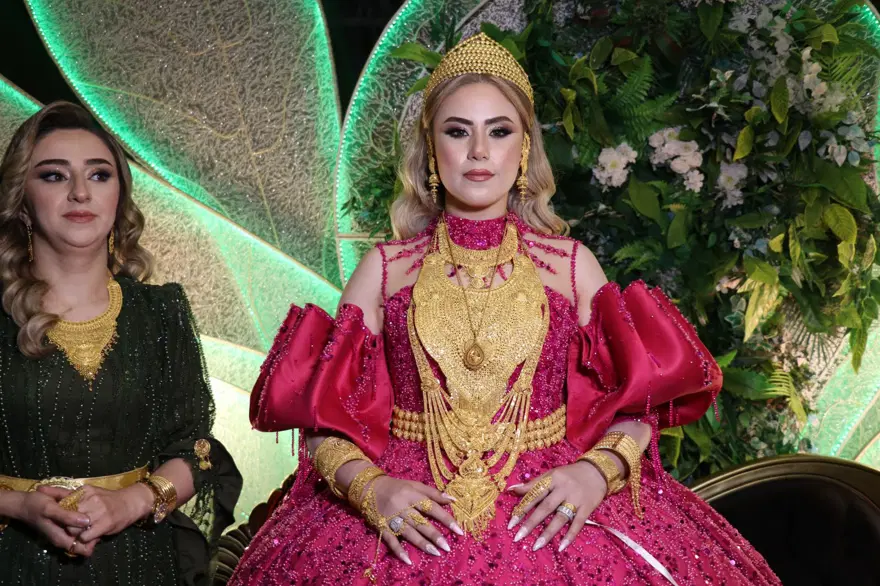 Van'da aşiret düğünü: Geline 3 kilo altın, damada 3 milyon TL takıldı 7 Van'da aşiret düğünü: Geline 3 kilo altın, damada 3 milyon TL takıldı 7