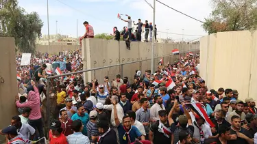 Irak'ta göstericiler parlamento binasına girdi