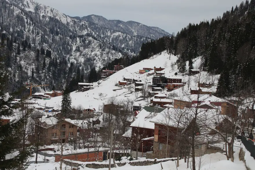 Ayder Yaylası'nda dağın içerisine çevreci otopark 3