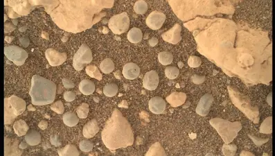 NASA fotoğrafla duyurdu: Mars'ta gizemli küreler bulundu