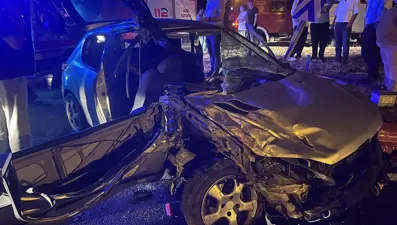 Otomobil ve civciv yüklü TIR çarpıştı