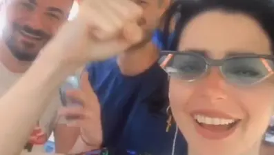 Oyuncu Merve Boluğur otobüste (Toplu taşıma kullanan ünlüler)