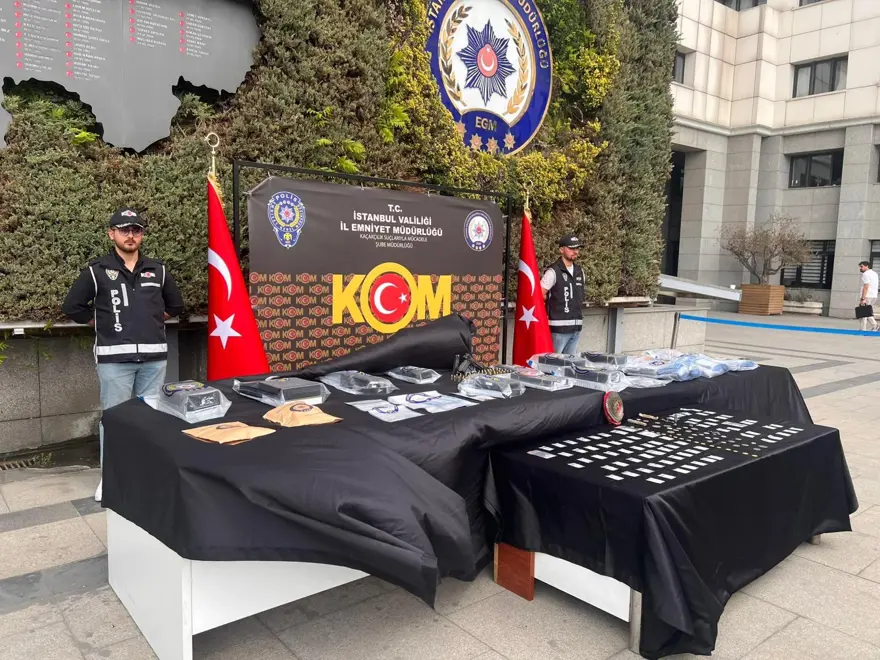 Kapalıçarşı'da 1 milyar 695 milyon 750 bin liralık operasyon: 30 şüpheli tutuklandı 1 Kapalıçarşı'da 1 milyar 695 milyon 750 bin liralık operasyon: 30 şüpheli tutuklandı 1