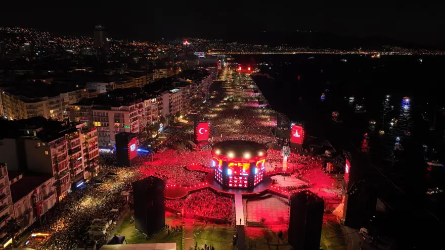 İzmir’de kurtuluş günü coşkusu: Tarkan konserine yüz binlerce kişi akın etti 5