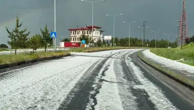 Sarıkamış'ta dolu yağışı: Yollar beyaza döndü