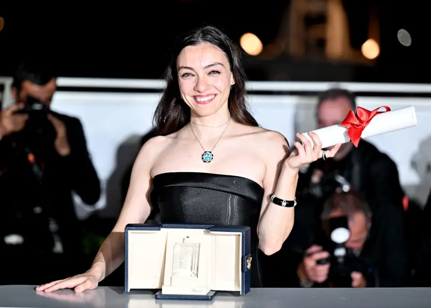 Merve Dizdar Cannes Film Festivali'nde en iyi kadın oyuncu ödülünü aldı 36