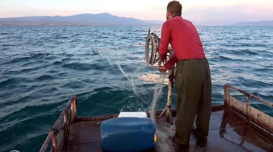 Av yasağı kalktı: Van Gölü'nde balıkçılar ‘vira bismillah’ deyip ağlarını suya bıraktı 