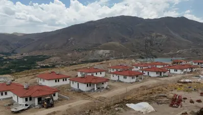 Depremlerden etkilenen Doğanşehir'de köy evlerinin inşası sürüyor