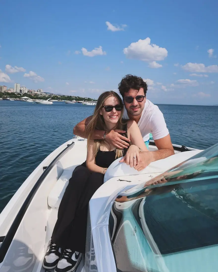 Eda Ece kızı Mina İpek'i paylaştı: Annesine benzerliği dikkat çekti 1 Eda Ece kızı Mina İpek'i paylaştı: Annesine benzerliği dikkat çekti 1