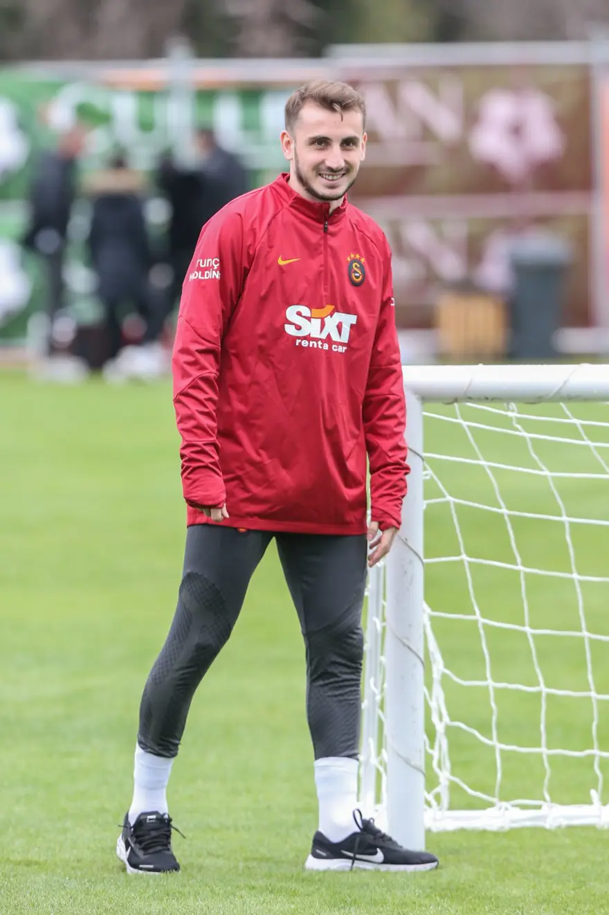 Galatasaray'ın milli futbolcusu Kerem Aktürkoğlu'ndan transfer açıklaması: Avrupa'ya gitmek istiyorum 2 Galatasaray'ın milli futbolcusu Kerem Aktürkoğlu'ndan transfer açıklaması: Avrupa'ya gitmek istiyorum 2