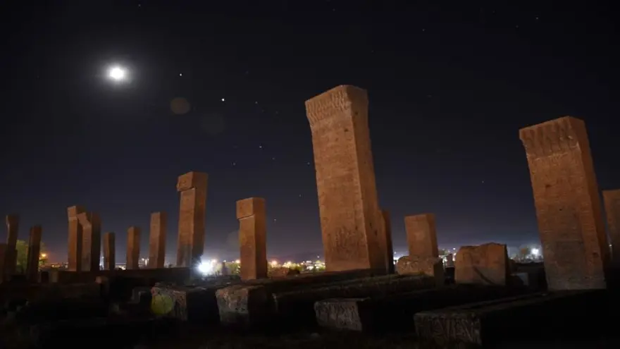 Dünyanın en büyük Türk-İslam mezarlığı: Ahlat Selçuklu Meydan Mezarlığı 6 Dünyanın en büyük Türk-İslam mezarlığı: Ahlat Selçuklu Meydan Mezarlığı 6