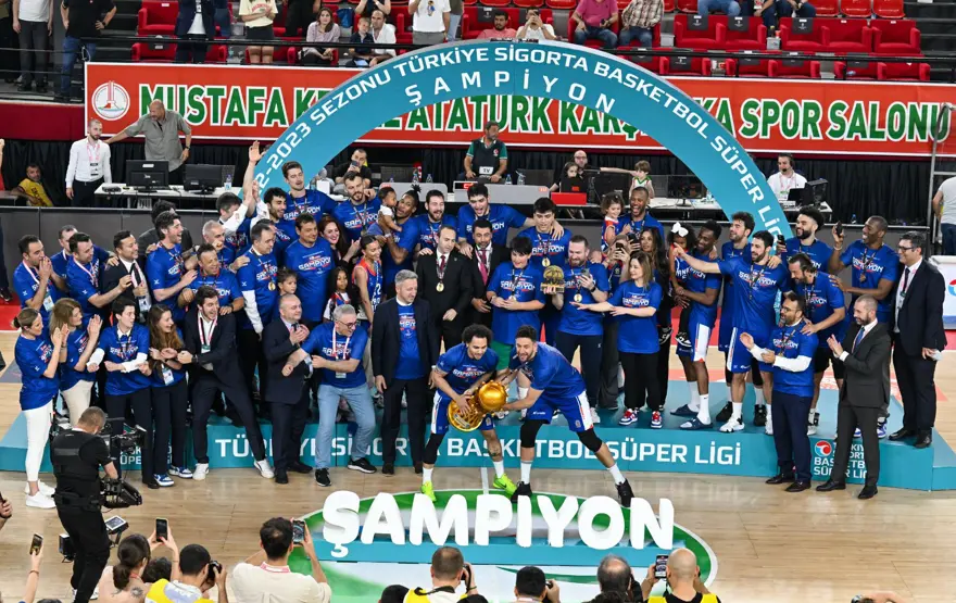 ŞAMPİYON ANADOLU EFES KUPASINI ALDI 6