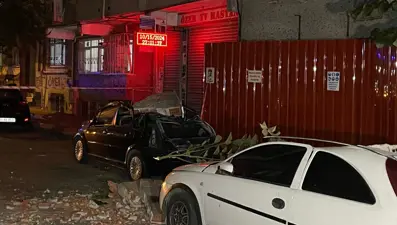 Esenler'de metruk binanın çatısı araçların üzerine çöktü