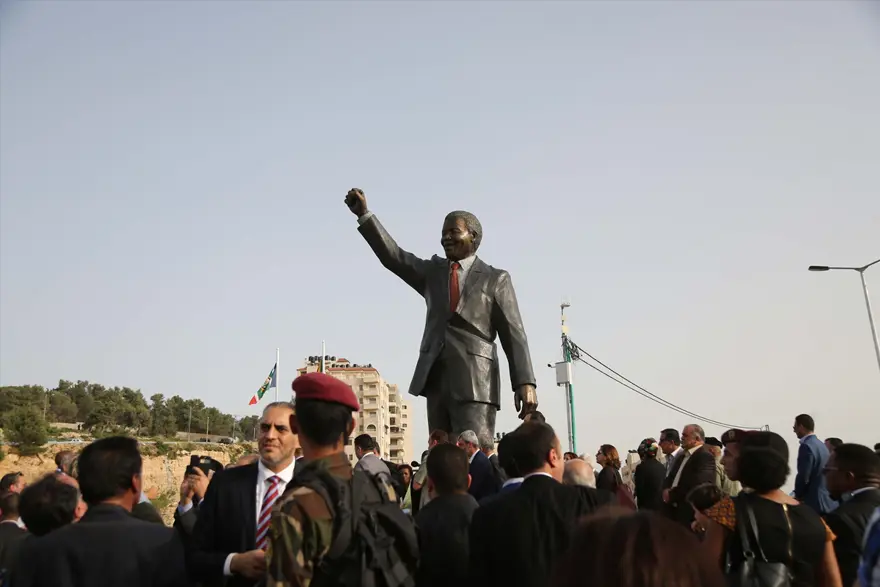 Güney Afrika dışındaki en büyük Mandela heykeli yapıldı 4