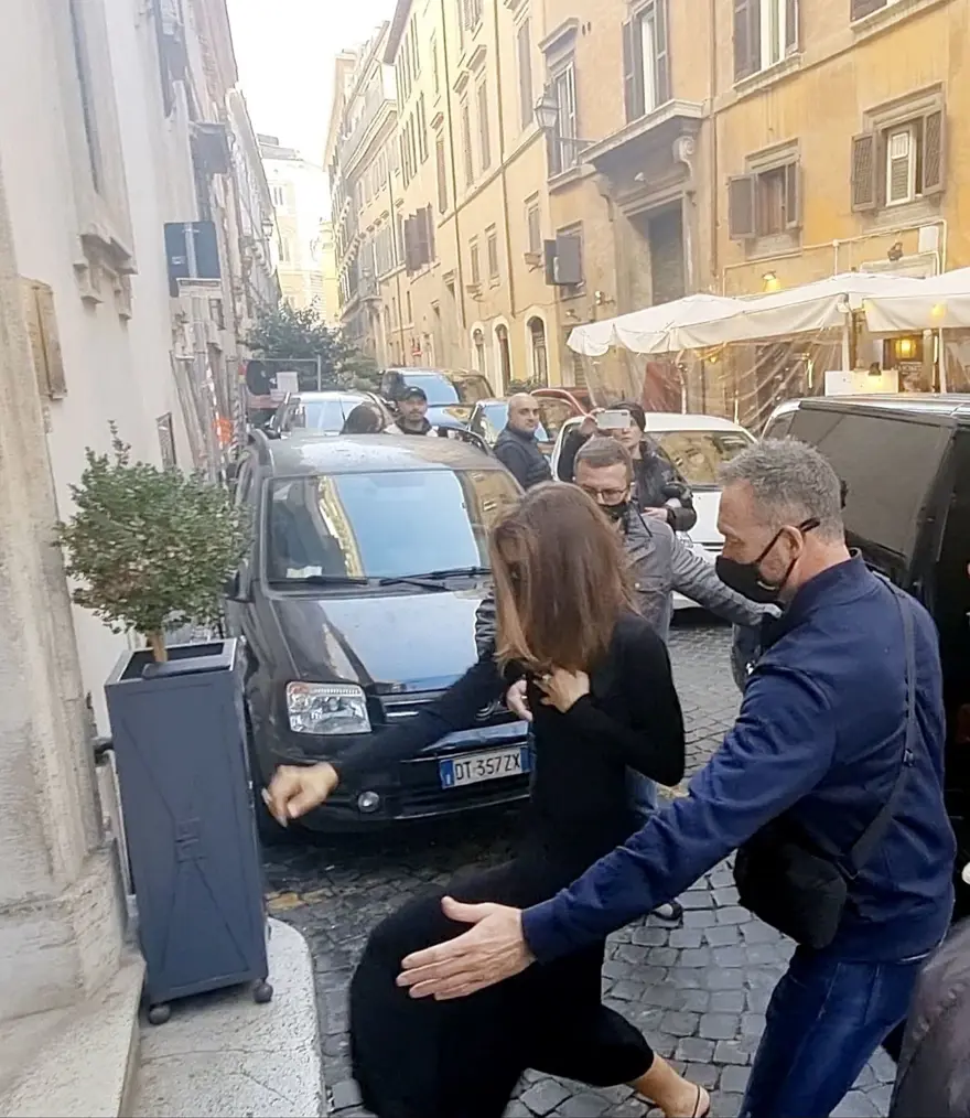 Zendaya paparazzilerden kaçarken yere düştü 5