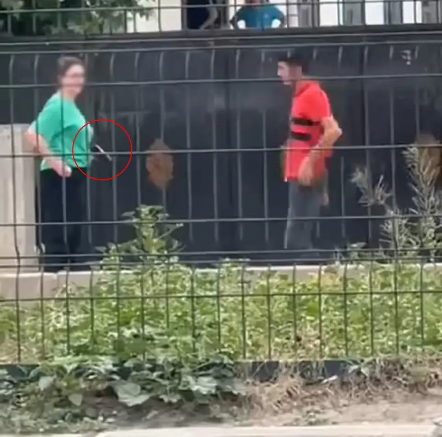 Okuldan atılanliseli kız, elinde silahla okulun kapısında havaya ateş açtı Okuldan atılanliseli kız, elinde silahla okulun kapısında havaya ateş açtı