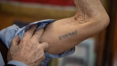 Trenvagonlarından gaz odalarına: Auschwitz’den sağ çıkanlar 80 yıl geriye gitti