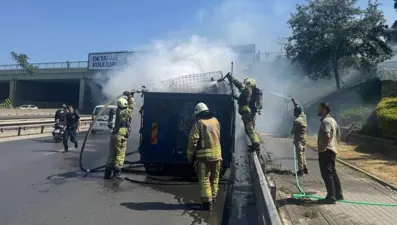 İstanbul'da seyir halindeki kamyonetin dorsesi yandı