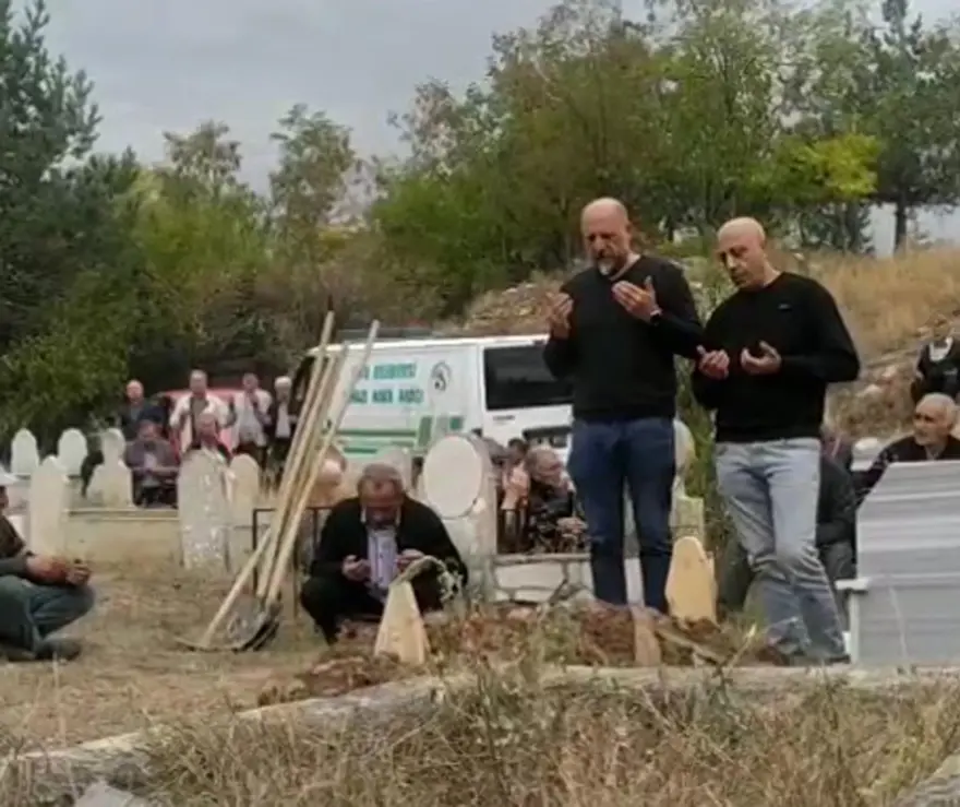 Gurbetçi kardeşlerin babası vefat etti, noter "siz de ölüsünüz" dedi 1