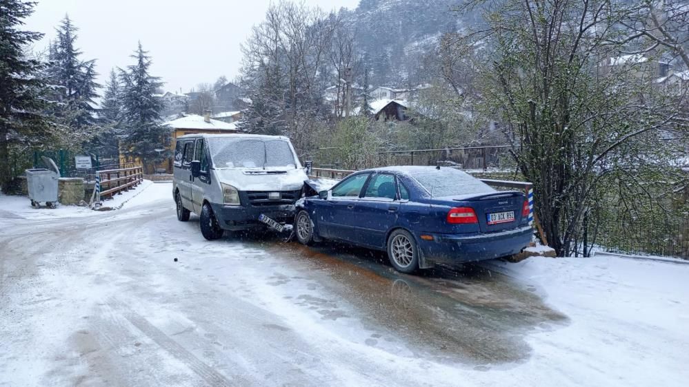 İki araç buz tutan yolda kafa kafaya çarpıştı