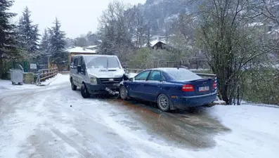 İki araç buz tutan yolda kafa kafaya çarpıştı