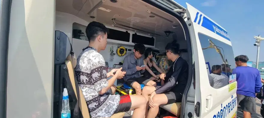 Phuket Adası açıklarında turist teknesi alabora oldu 4 Phuket Adası açıklarında turist teknesi alabora oldu 4