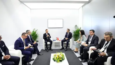 Bakan Bayraktar, Milano'da Macaristanlı siyasilerle görüştü