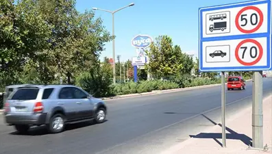 Kafa karıştıran trafik levhaları kalktı. Karadeniz yolu tertemiz oldu