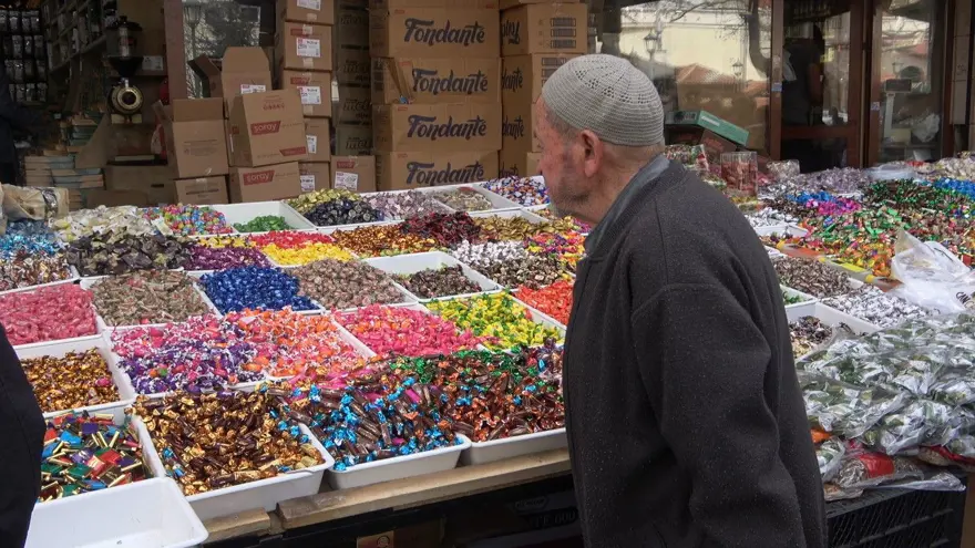 Çeşit çeşit şeker ve kolonyalar tezgahta 