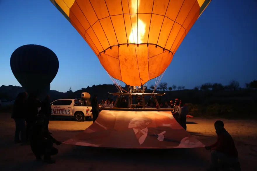 Kapadokya'da balonlar Türk bayrakları ve Atatürk posteri ile uçtu 4 Kapadokya'da balonlar Türk bayrakları ve Atatürk posteri ile uçtu 4