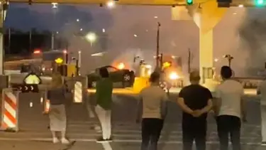Alkollü sürücü otomobiliyle TEM gişelerine daldı