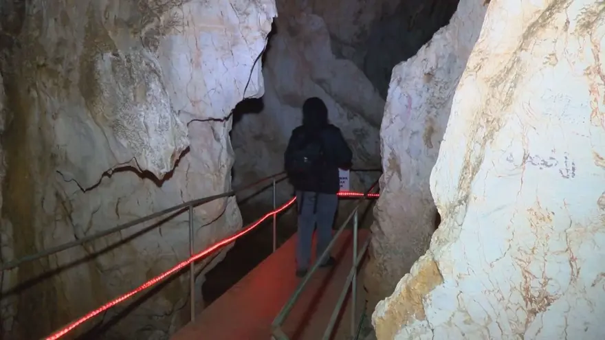 3 bin yıllık Oylat Mağarası'nı sprey boyayla tahrip ettiler 11