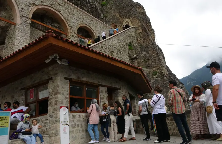 Sümela Manastırı'nı 3 haftada yaklaşık 30 bin kişi ziyaret etti 