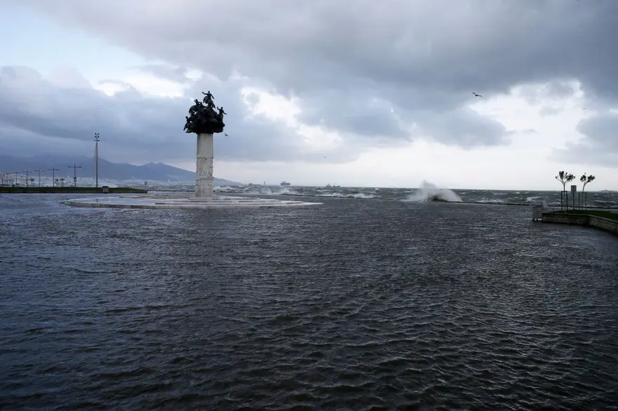 İzmir'de fırtına: Deniz taştı, işyerlerini su bastı 11