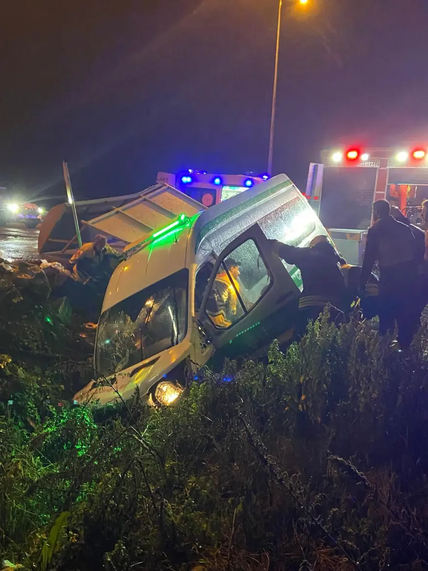 Ölen kişinin yakınlarıcenaze yolunda kaza yaptı: Biri ağır 10 yaralı 2