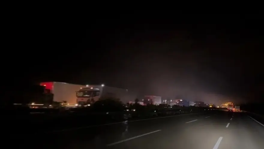 Kargo yüklü TIR alev topuna döndü 2 Kargo yüklü TIR alev topuna döndü 2