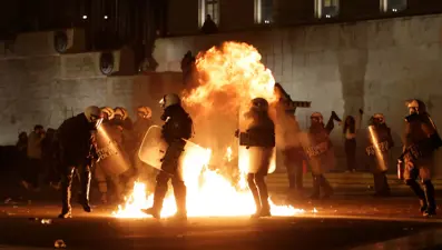 Yunanistanyangın yeri: Hükümet düşmedi, halk sokakları ateşe verdi