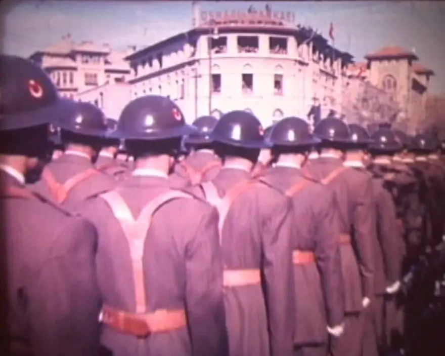 Atatürk’ün naaşının Anıtkabir’e naklinin renkli görüntüleriortaya çıktı 6 Atatürk’ün naaşının Anıtkabir’e naklinin renkli görüntüleriortaya çıktı 6