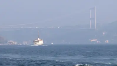 İstanbul Boğazı'nı sis bastı, görüş mesafesi düştü