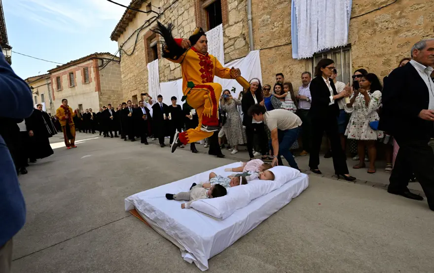 En ilginç festival: 'Şeytan', bebeklerin üzerinden atladı 1