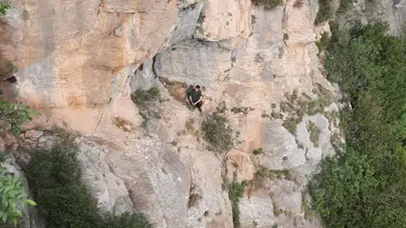 Gezmeye çıktığı kayalıklarda mahsur kaldı