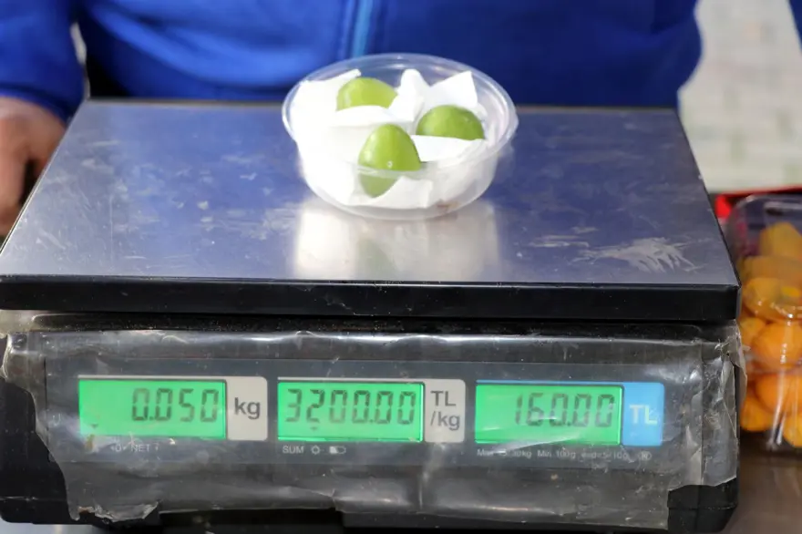 Kilosu 3 bin tanesi 53 lira | Yaz meyvesi kışın el yakıyor 4