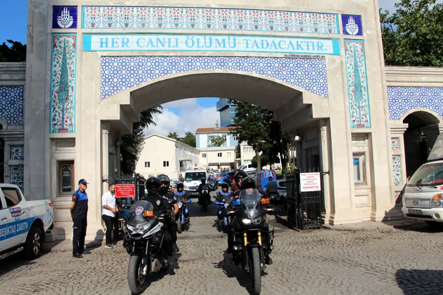 Cüneyt Arkın'ı binlerce kişi gözyaşlarıyla uğurladı 28 Cüneyt Arkın'ı binlerce kişi gözyaşlarıyla uğurladı 28