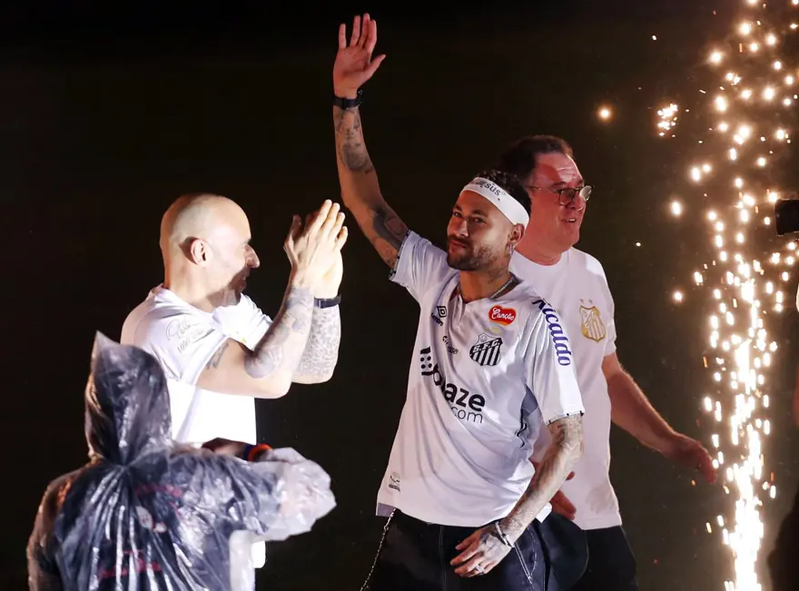 Yıldız futbolcu Neymar her şeyin başladığı yerde: "Prens geri döndü!" 12 Yıldız futbolcu Neymar her şeyin başladığı yerde: "Prens geri döndü!" 12